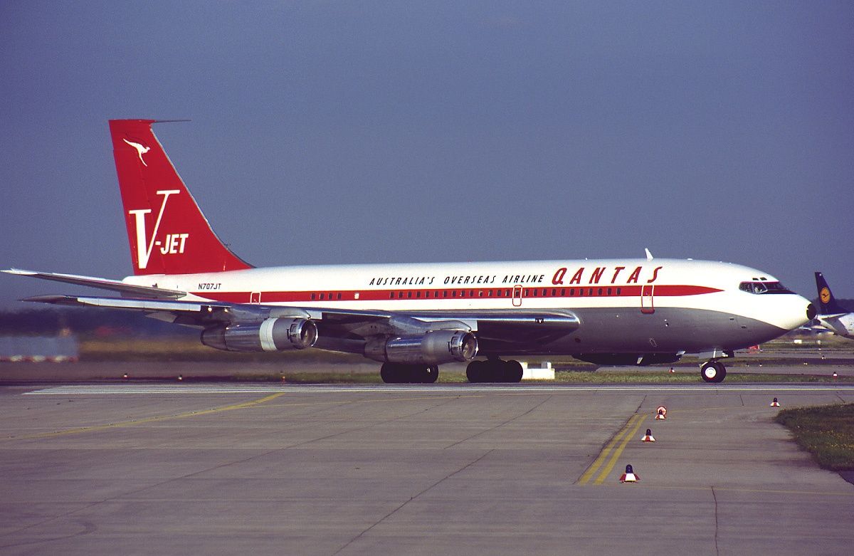 Qantas Boeing 707-138B
